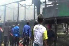 Rumah Terbakar saat...