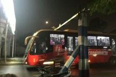 Bus Transjakarta Tersangkut...