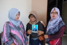 Tiga Tahun Nenek Ini...