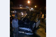Tabrak Pembatas Busway,...