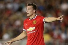 Phil Jones Absen Satu...