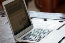 Apple MacBook Air Suguhkan...