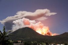 Sumbatan Gunung Lokon...
