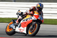 Pedrosa Berusaha Keluar...