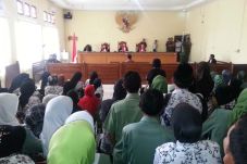 Guru Cubit Siswi Dituntut...