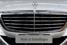 Mercedes-Benz Luncurkan...