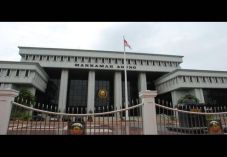 DPR Tetapkan 4 Hakim...