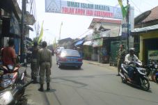 Satpol PP Copoti Spanduk...