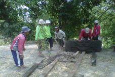Gali Kolam, Warga Temukan...