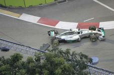 Hamilton Tercepat di...