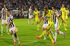 Tottenham Tertahan di...
