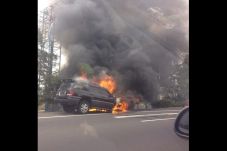 Mobil Terbakar di Jalan...