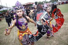 Buang Gagang Cangkul,...