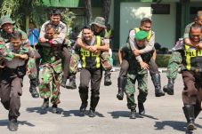Di Surabaya, Anggota...