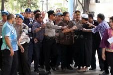 Hakim Perintahkan 2...