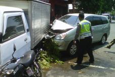 Minibus Tabrak Mobil...