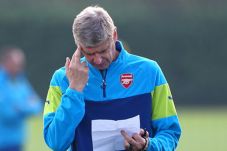 Wenger Kesulitan Cari...