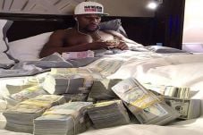 Mayweather Tidur Beralaskan...