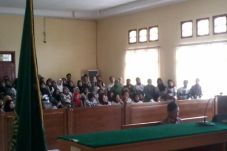 Hakim Diminta Bebaskan...