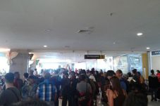 Ratusan Penumpang Bandara...