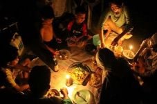 Listrik Padam, Warga...
