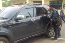 Pelaku Pecah Kaca Mobil...