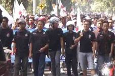 Buruh Jombang Tuntut...