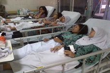 Makan Bubur, 9 Siswa...