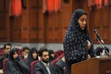 Wanita Iran yang Hendak...