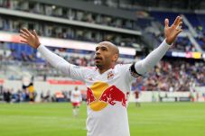 Henry Beri Sinyal Tinggalkan...