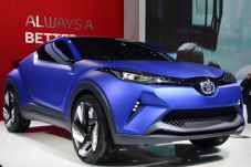 Toyota CH-R Mobil Crossover...