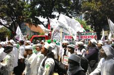 Usai Bentrok, 20 Anggota...