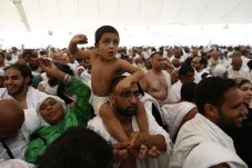 Jutaan Jamaah Haji Merajam...