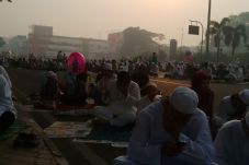 Kabut Asap Warnai Salat...