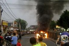 Mikrolet Terbakar di...