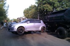 Halangi Jalan, TNI Derek...