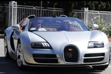Arnold Beri Hadiah Bugatti...