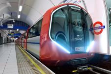 Kereta Driverless Tube...