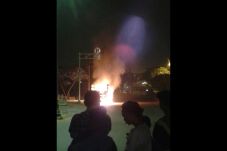 Truk Terbakar di Jalan...