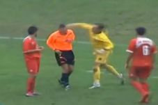 Kiper Bosnia Pukul Wasit