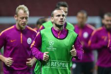 Gaji Sneijder Belum...
