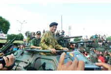 Sultan Naik Panser Anoa,...