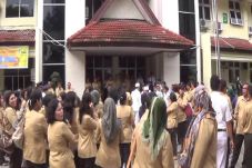 Karyawan Demo, Pelayanan...