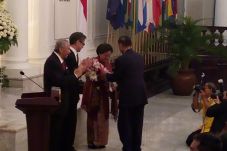 Kemlu Anugerahkan Penghargaan...