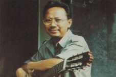 Ebiet G Ade Bangga Nyanyikan...