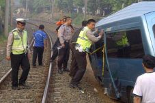 Tertabrak Kereta, Minibus...