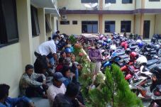 Ratusan Warga Penolak...