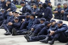Polisi Aljazair Berdemo,...