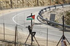 Bocah Palestina Ditembak...