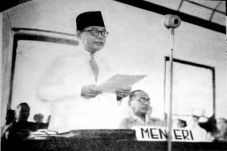Mohammad Hatta, Mendayung...